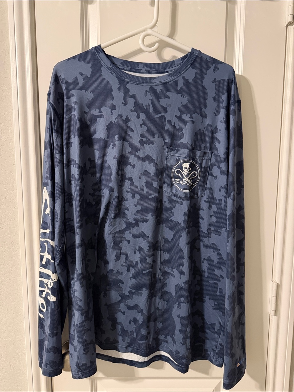 Salt Life Men's Navy Camo Long-Sleeve Pocket Tee